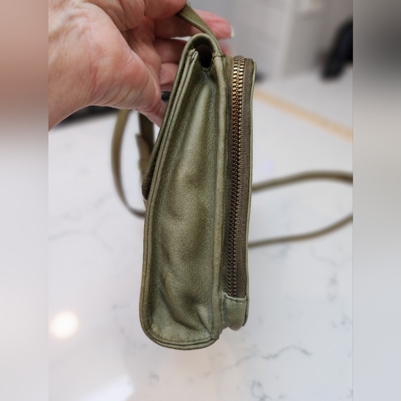 AMERICAN LEATHER CO Compact Leather Crossbody Bag in Sage. EUC - Picture 4 of 14